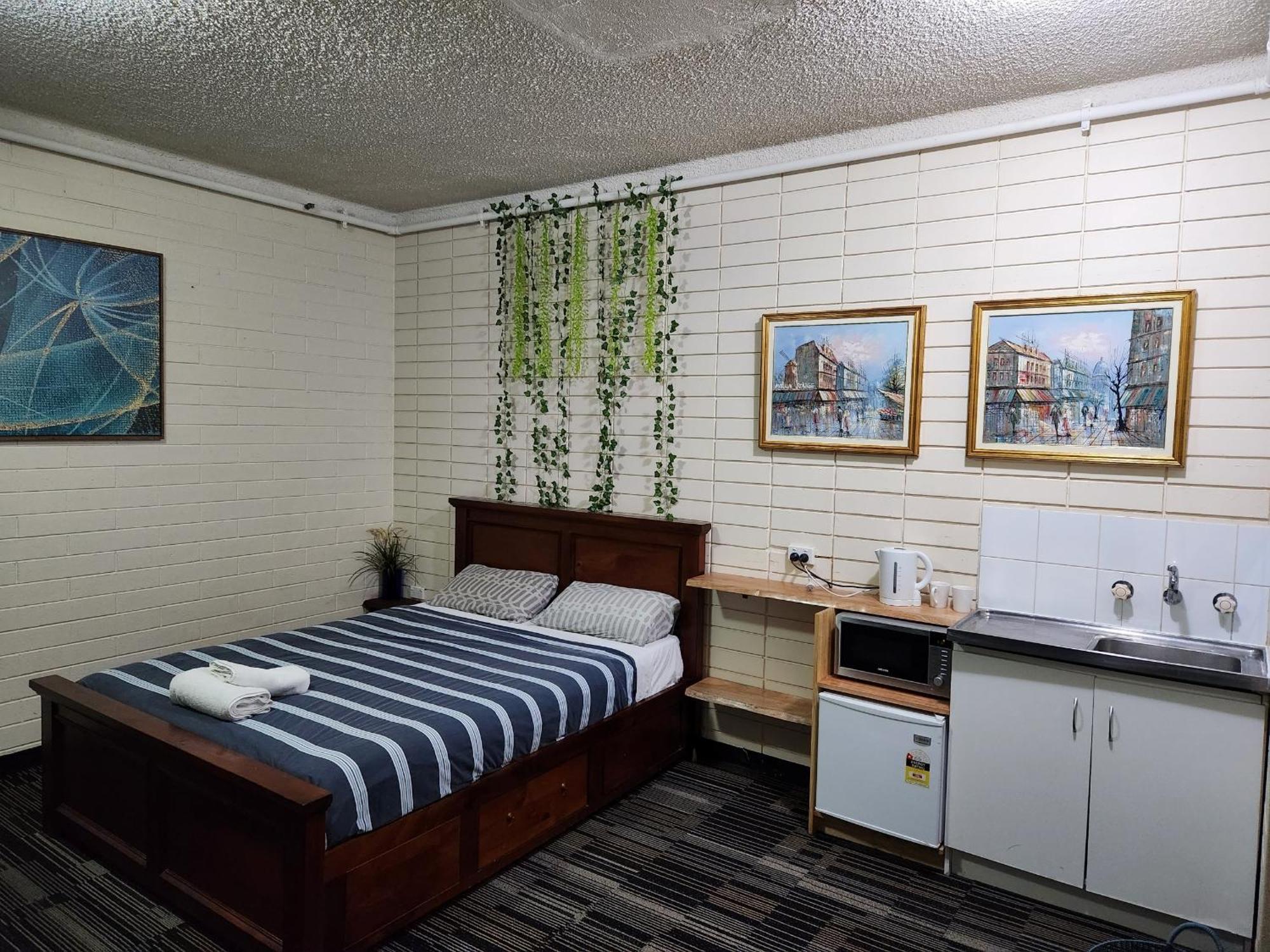West End Motel & Backpackers Аделаида Экстерьер фото